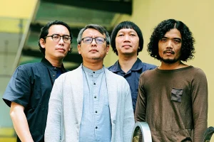 Efek Rumah Kaca. Dari kiri ke kanan: Akbar Bagus Sudibyo, Cholil Mahmud, Poppie Airil, dan Reza Ryan. (Sumber: ARSIP MUHAMMAD ASRANUR).